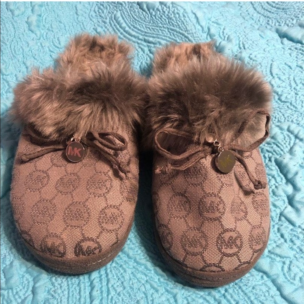 MK slippers size 6